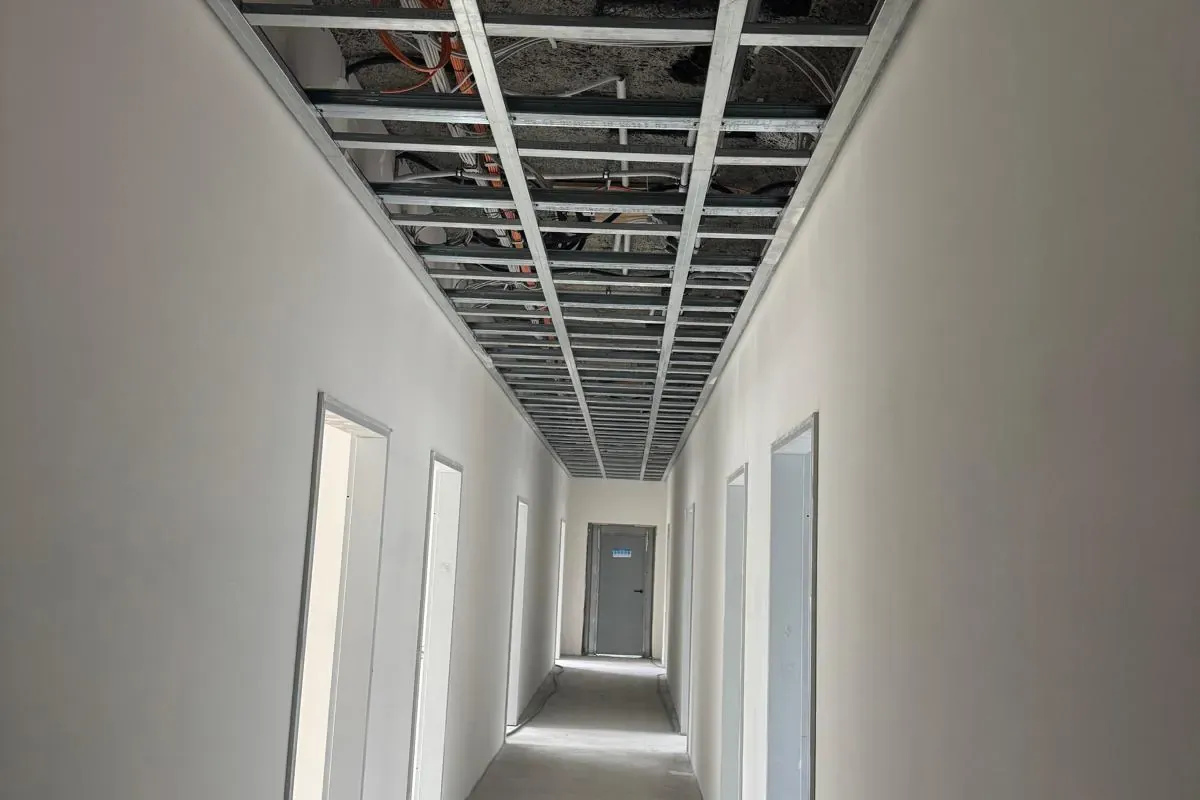 Büroausbau Bahnhofstraße 2 – ausgebauter Flur mit Deckenraster