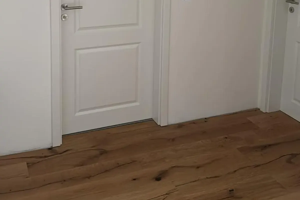 Ausbau Riesenfeldstraße 34, München – fertig renovierter Raum mit Parkett und Weißlacktür